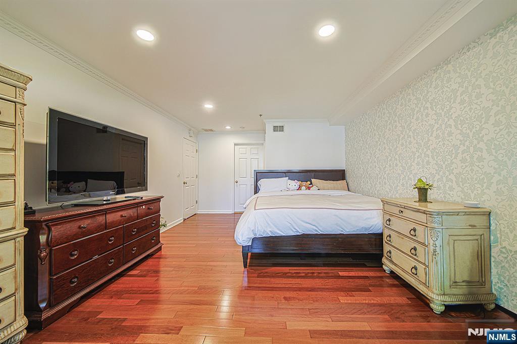 306 Smith Court, Unit R306 Edgewater, NJ 07020 - Photo 17 of 33