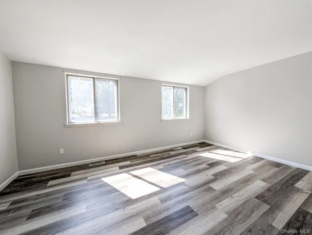 $394,999 | 136 Hill Crescent, Calverton, NY 11933