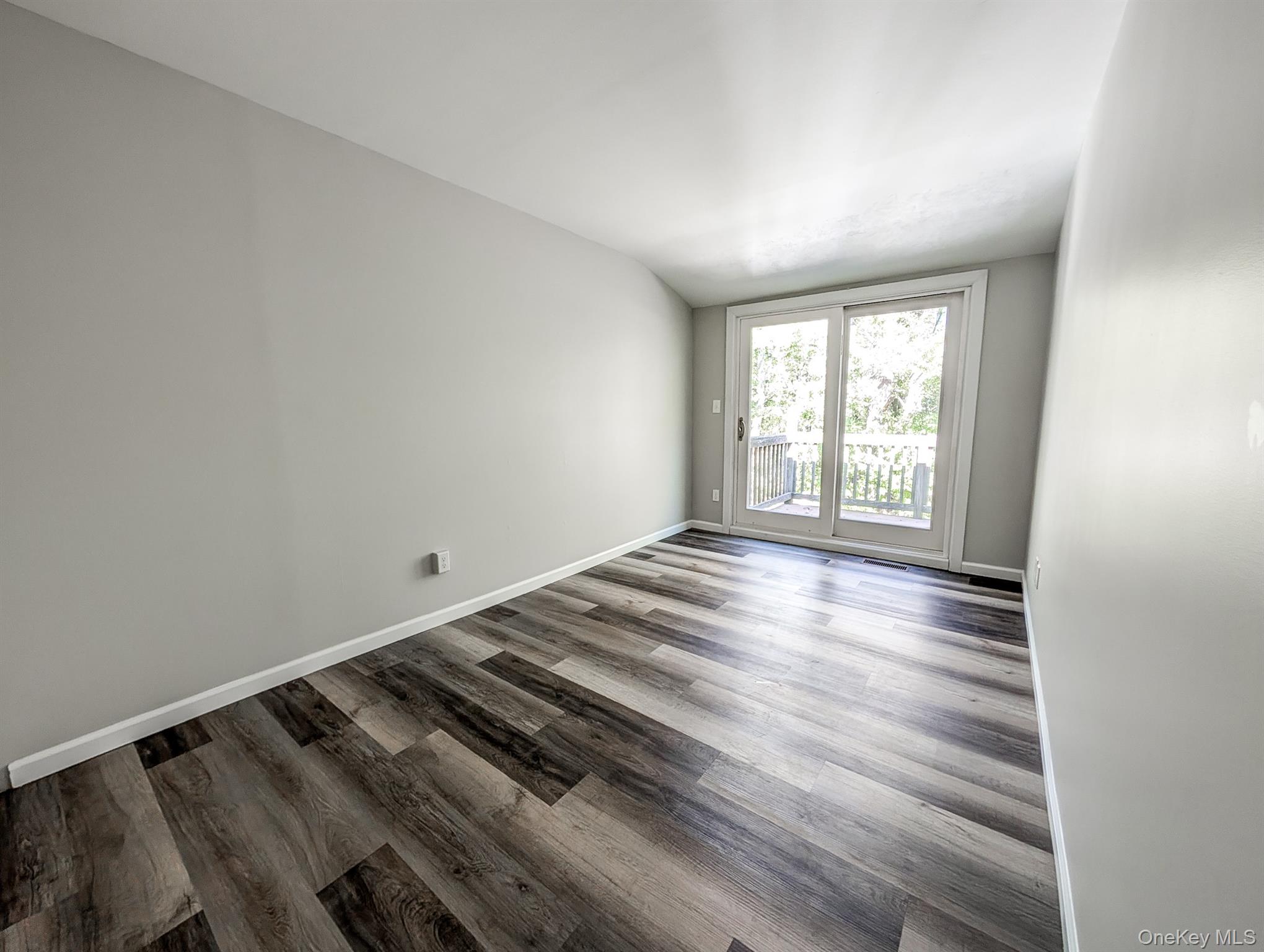 136 Hill Crescent Calverton, NY 11933 - Photo 13 of 21 2nd bedroom