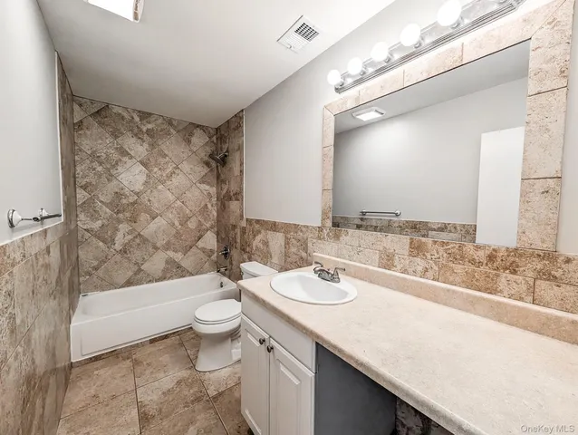 $394,999 | 136 Hill Crescent, Calverton, NY 11933