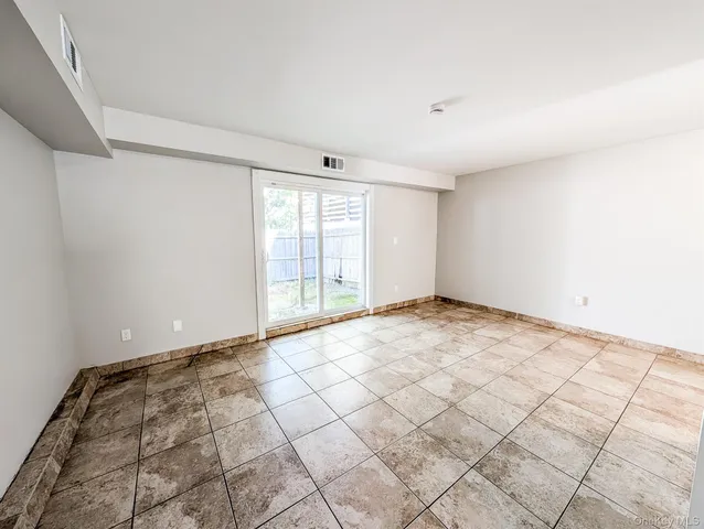 $394,999 | 136 Hill Crescent, Calverton, NY 11933