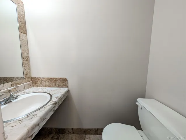 $394,999 | 136 Hill Crescent, Calverton, NY 11933