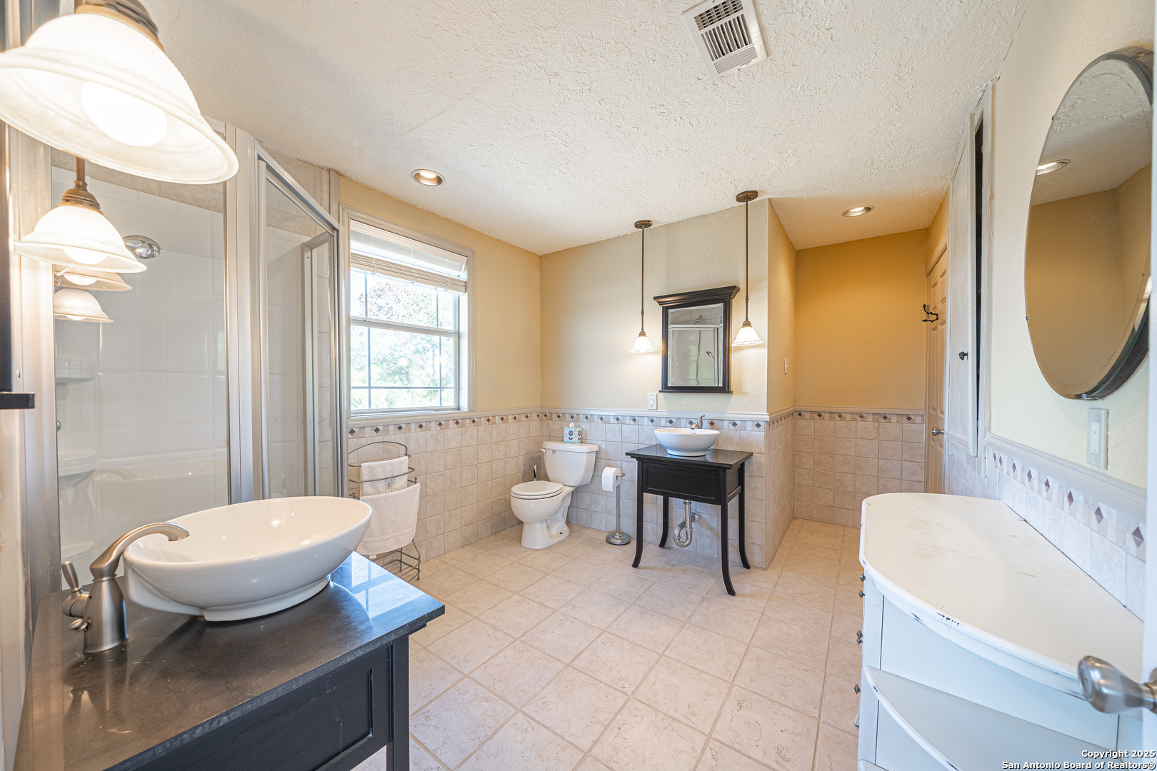 1839 Thanksgiving Road Utopia, TX 78884 - Photo 52 of 96 a living room with furniture a mirror and a table