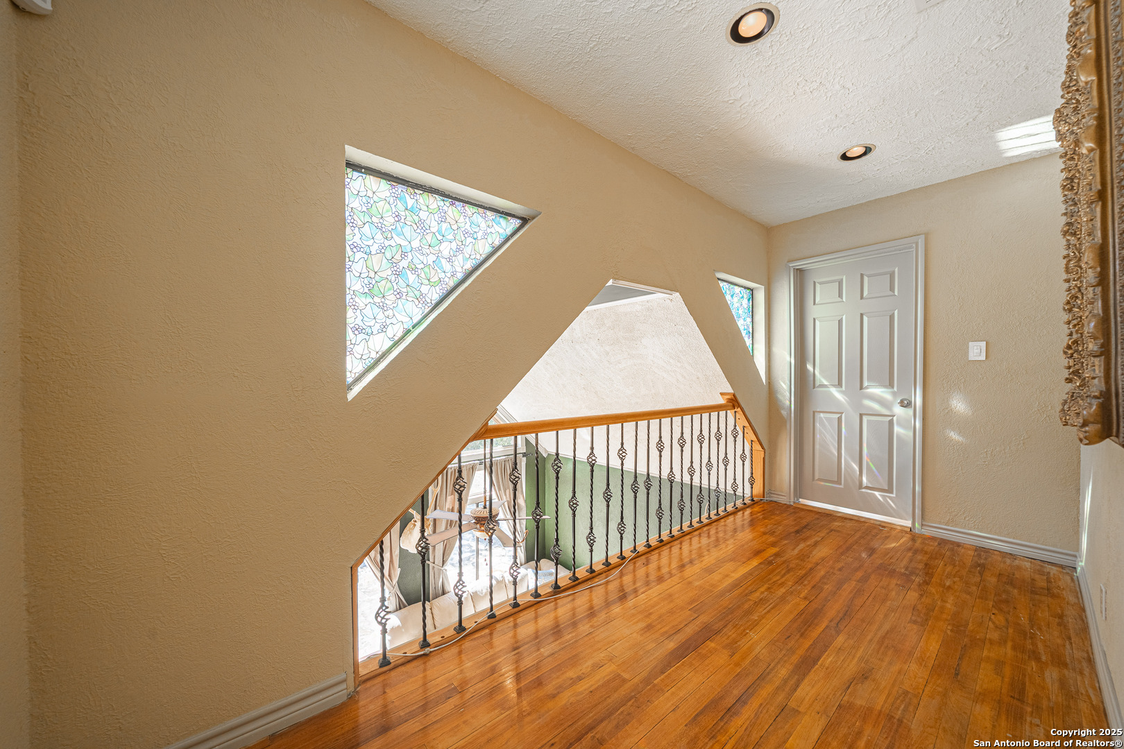 1839 Thanksgiving Road Utopia, TX 78884 - Photo 55 of 96 a view of a hallway with wooden floor and windows