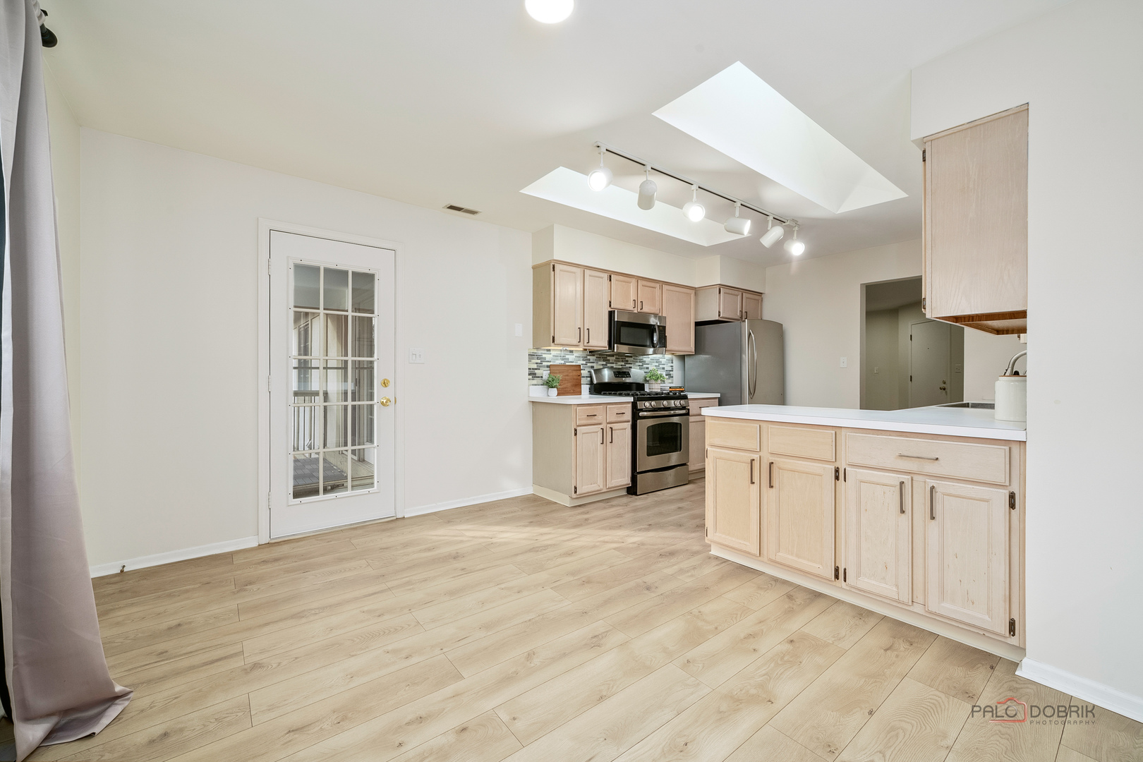 970 Ivy Lane, Unit C Deerfield, IL 60015 - Photo 22 of 36 a kitchen with granite countertop a stove top oven a sink dishwasher and a refrigerator with wooden floor