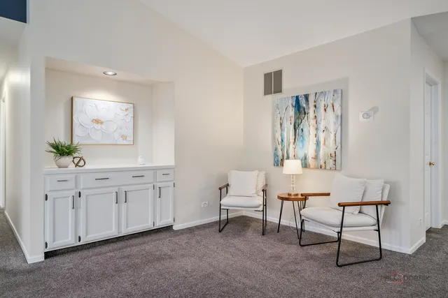 $375,000 | 970 Ivy Lane, Unit C, Deerfield, IL 60015