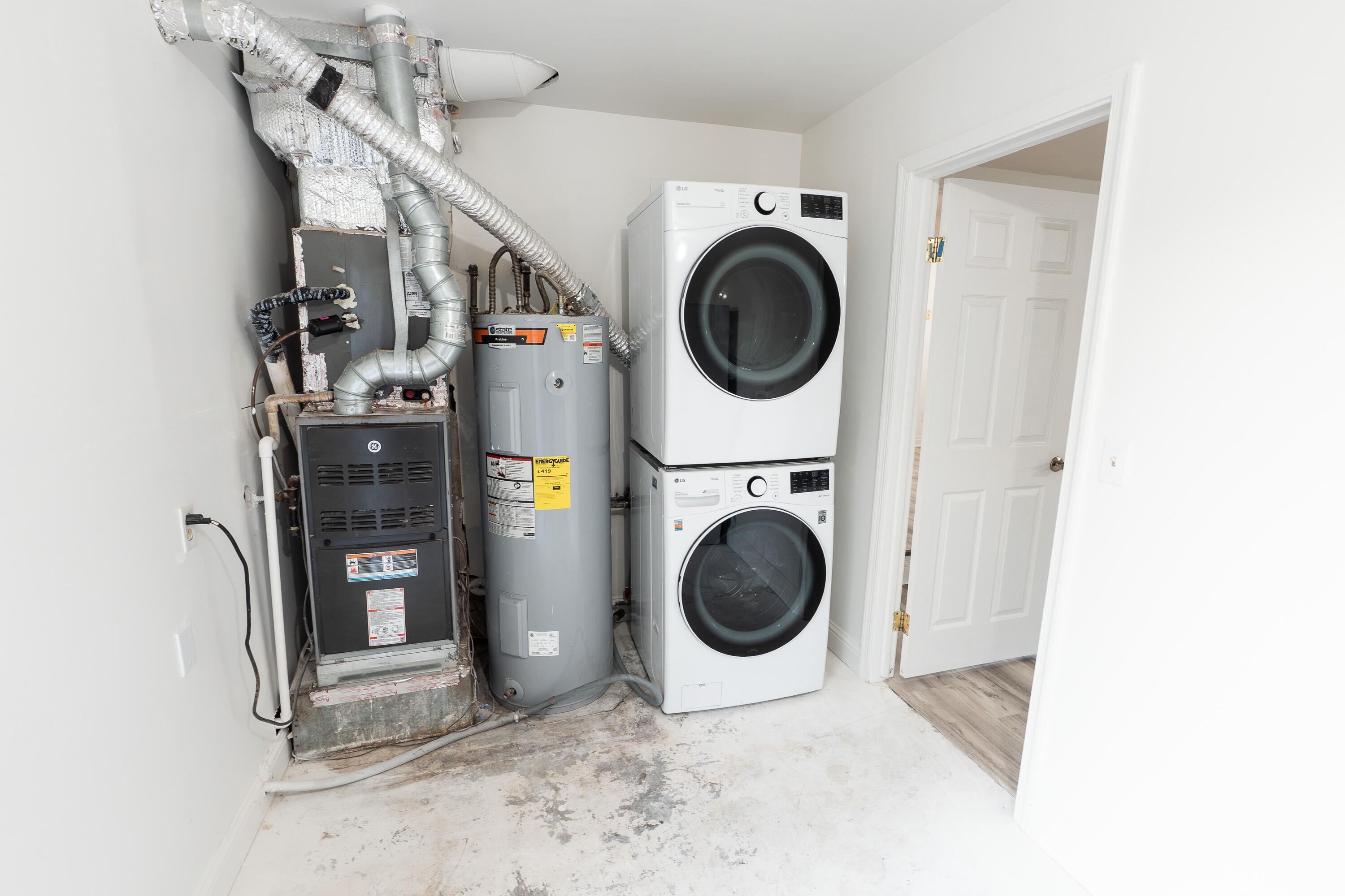 13990 South Fork Road Igo, CA 96047 - Photo 25 of 38 Laundry Room