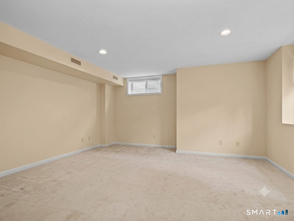 180 Turn Of River Road, Unit 13A Stamford, CT 06905 - Photo 31 of 40