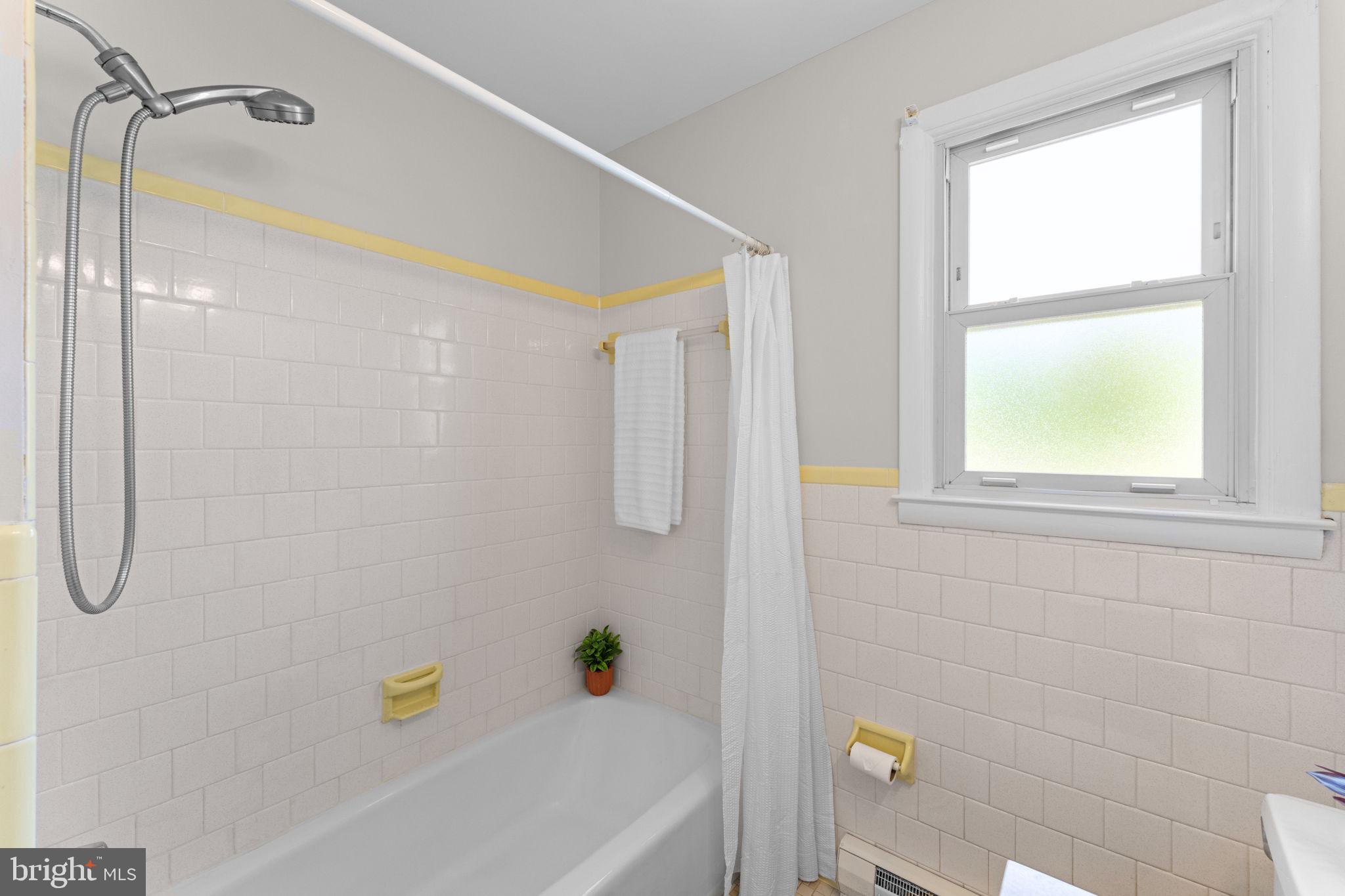 222 Chelsea Road Pasadena, MD 21122 - Photo 28 of 90 Main floor bath in excellent condition