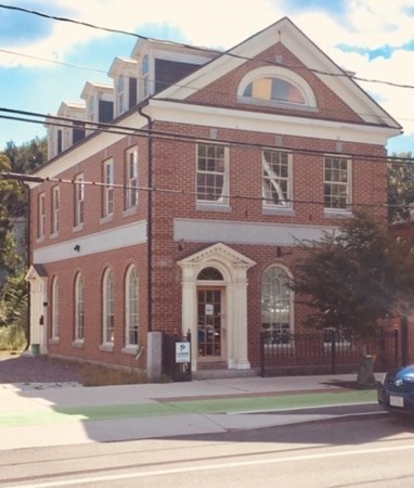 292 Beacon Street, Unit 1 2 Somerville, MA 02143 - Photo 1 of 27 a front view of a house