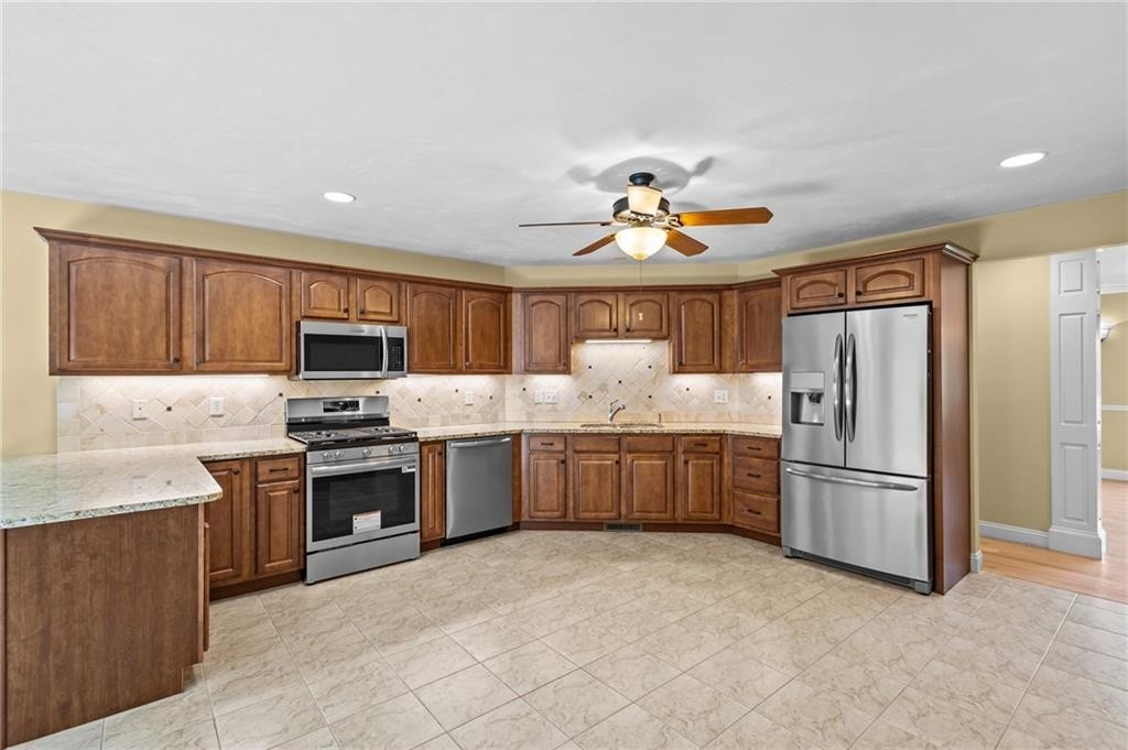 125 W Road Cumberland, RI 02864 - Photo 4 of 39 Gallery Image 4