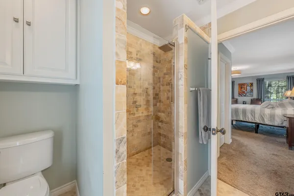 a bathroom with double vanity sinks and a mirror