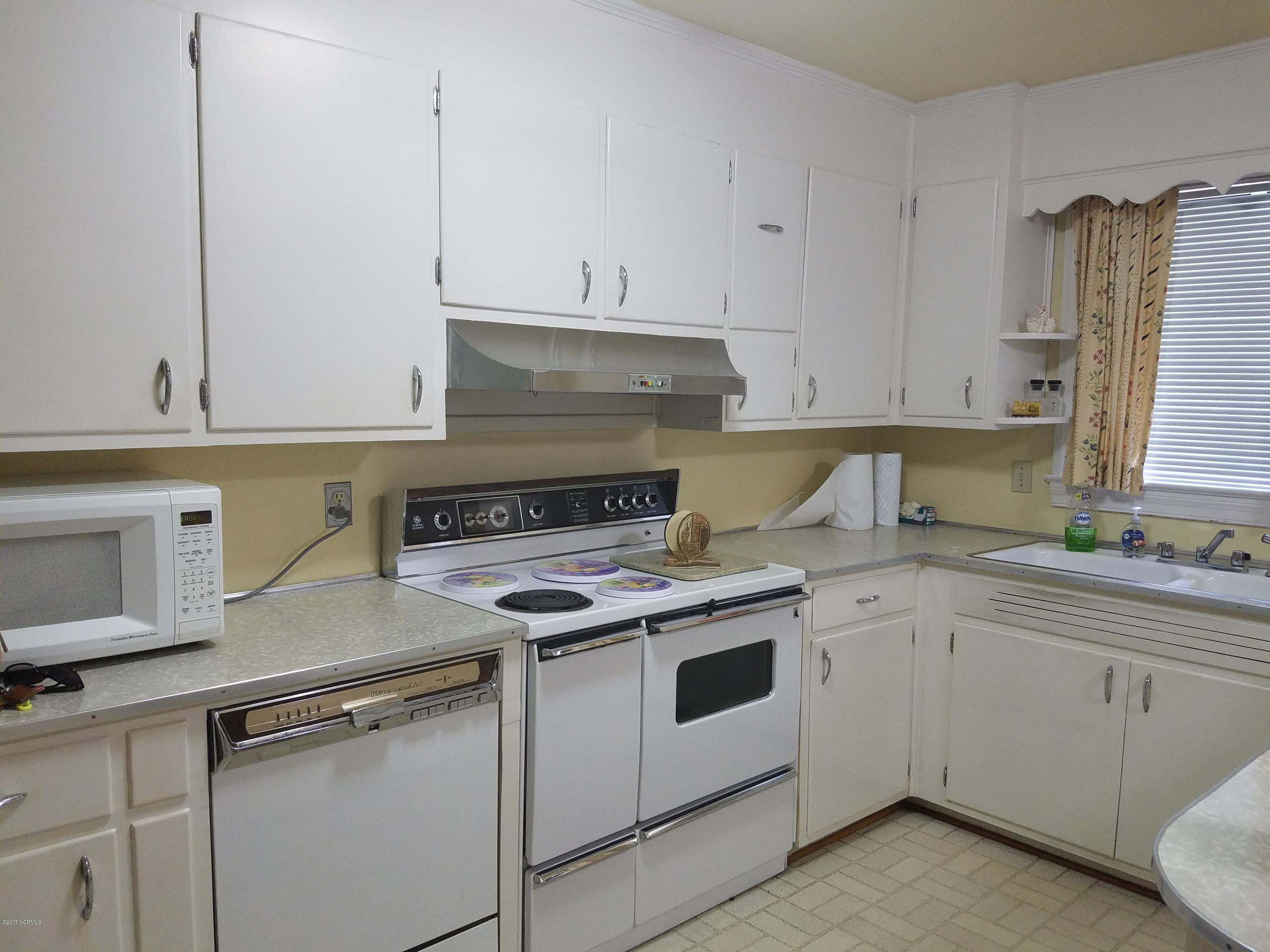 614 Daughety Road Kinston, NC 28501 - Photo 4 of 17 kitchen