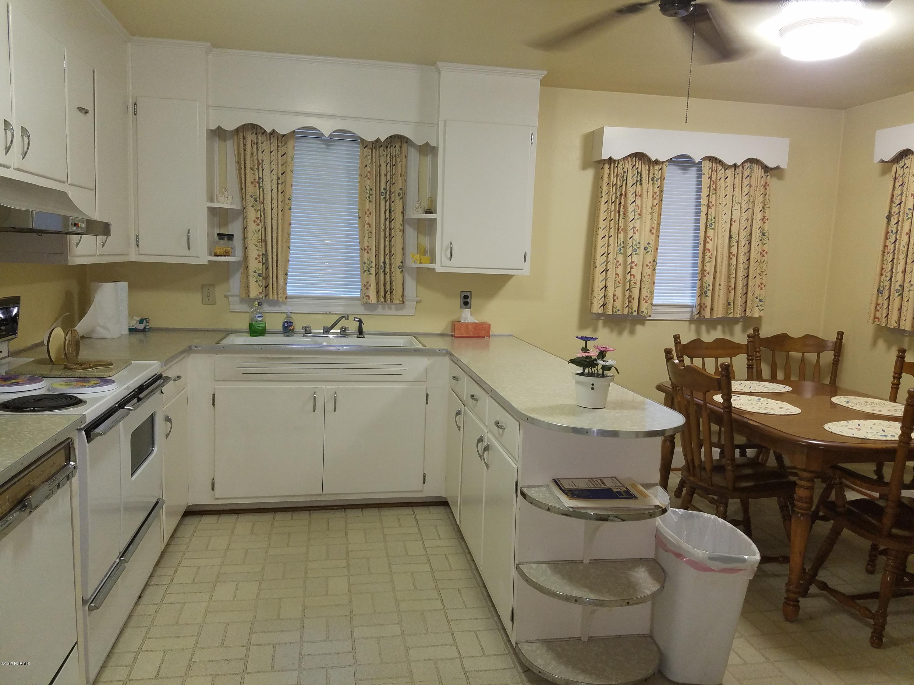 614 Daughety Road Kinston, NC 28501 - Photo 6 of 17 kitchen
