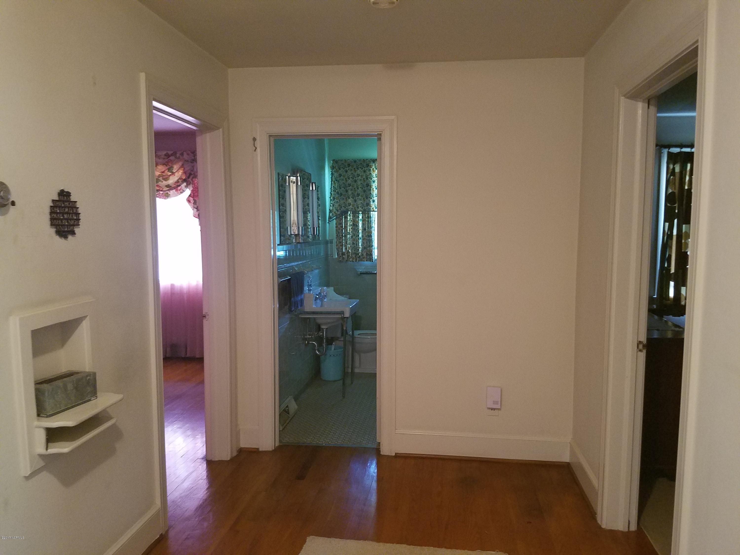 614 Daughety Road Kinston, NC 28501 - Photo 10 of 17 center hall