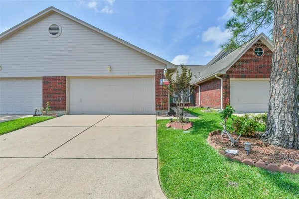 $2,000 | 3327 South Country Meadows Lane, Pearland, TX 77584