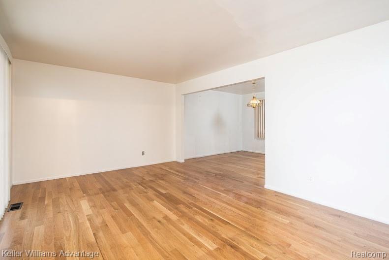 27075 Harvard Road Southfield, MI 48076 - Photo 5 of 24 27075HarvardLIVINGROOM.jpg