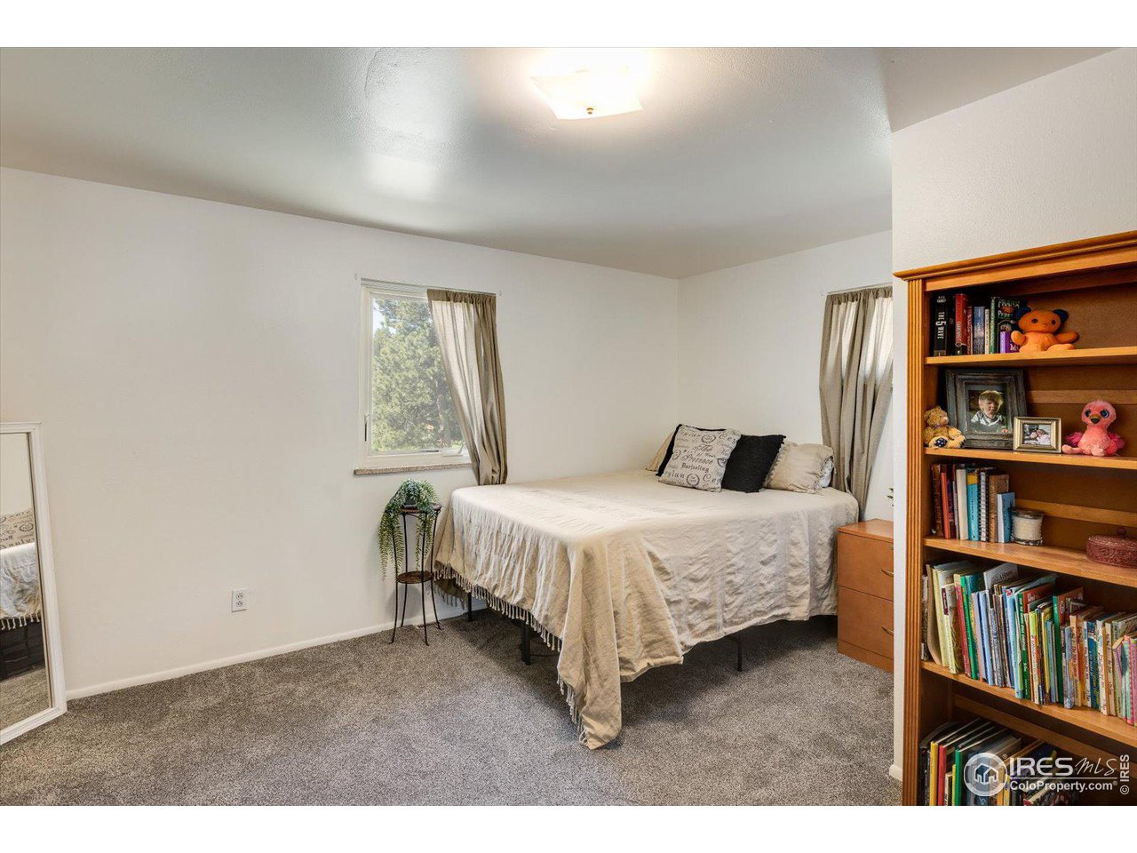 5690 Sugarloaf Road Boulder, CO 80302 - Photo 15 of 27 a bedroom with a bed and a book shelf