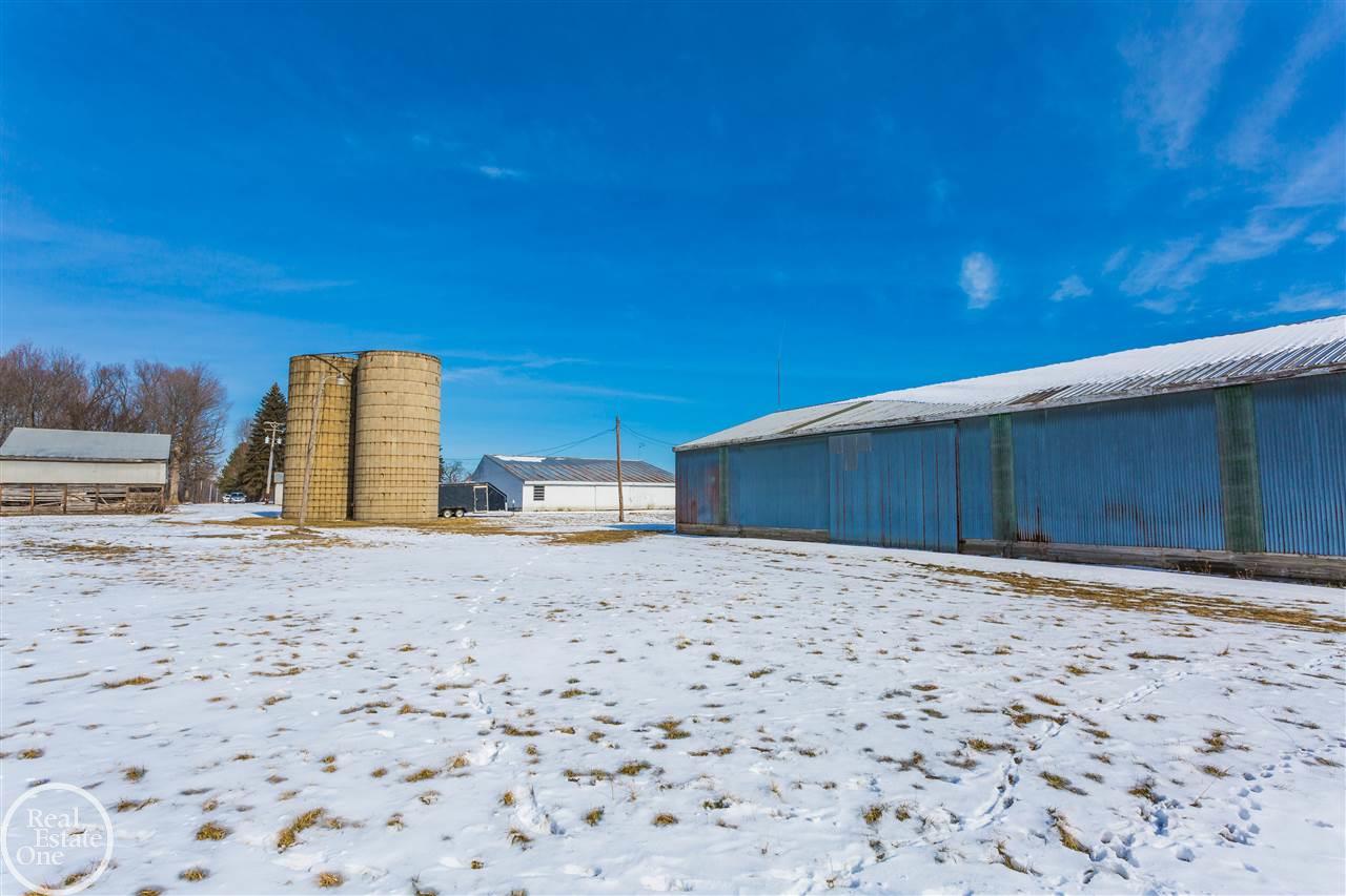 8545 Avoca Road Avoca, MI 48006 - Photo 8 of 70 50033785-7.JPG