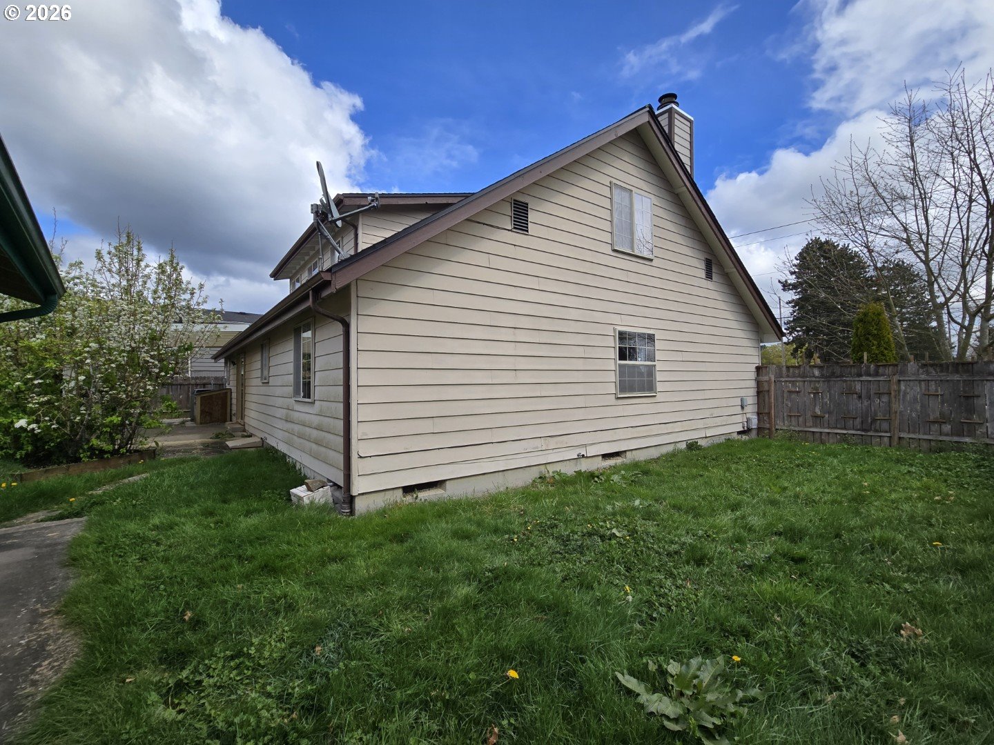 2633 42nd Avenue Longview, WA 98632 - Photo 9 of 32 a view of a house with backyard