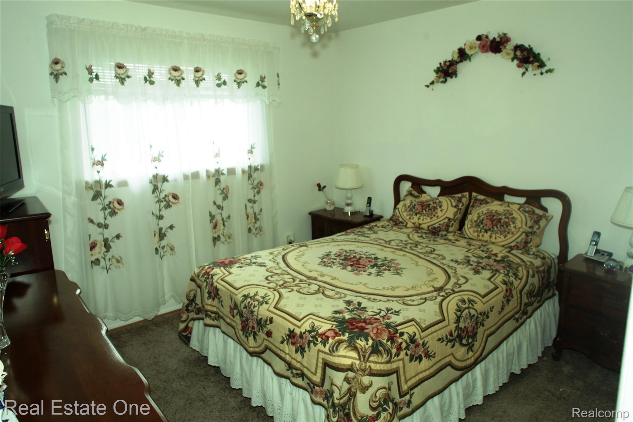 18130 Davidson Road Fraser, MI 48026 - Photo 5 of 11 IMG_6931.JPG