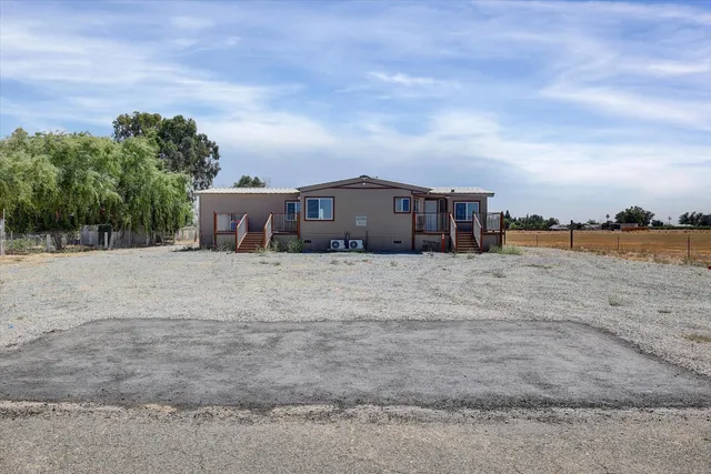 a view of a houses with a big yard