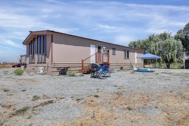 a view of a house with backyard