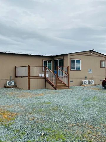 a view of a house with backyard