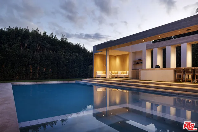 a view of a yard with a fountain