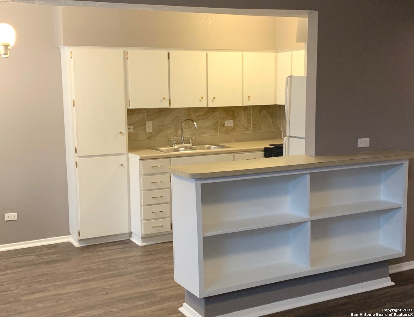 615 Vance Jackson Road, Unit 106 San Antonio, TX 78201 - Photo 4 of 10 a view of wooden floor and window