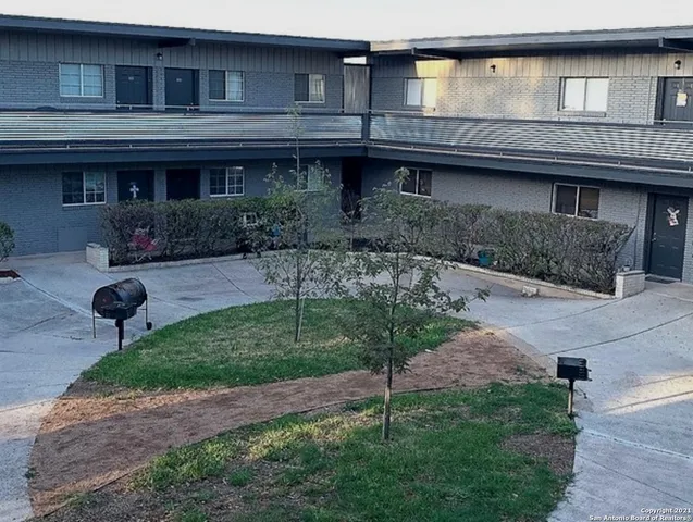 a view of house with a yard