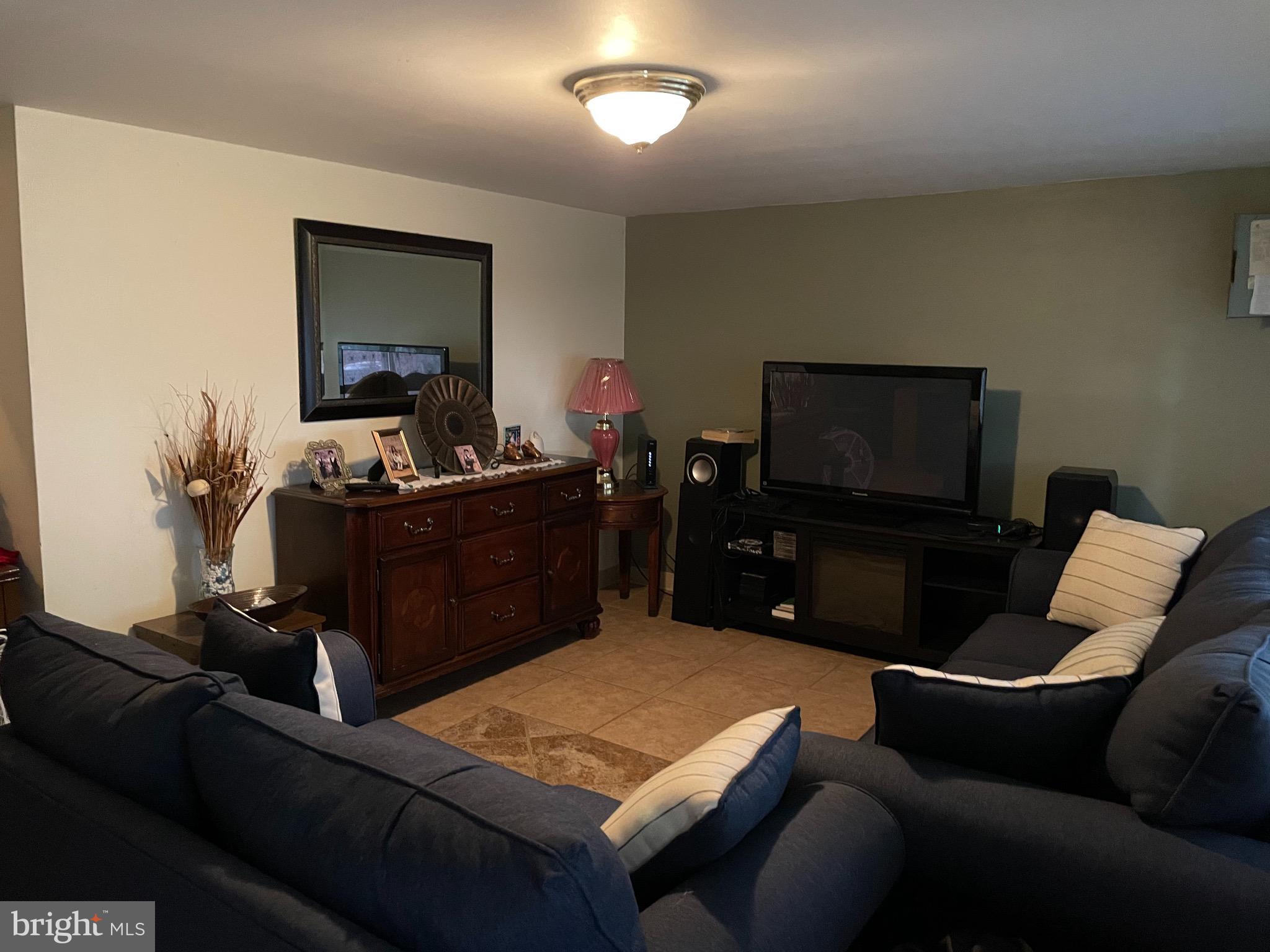12610 Medford Road Philadelphia, PA 19154 - Photo 16 of 20 Family Room