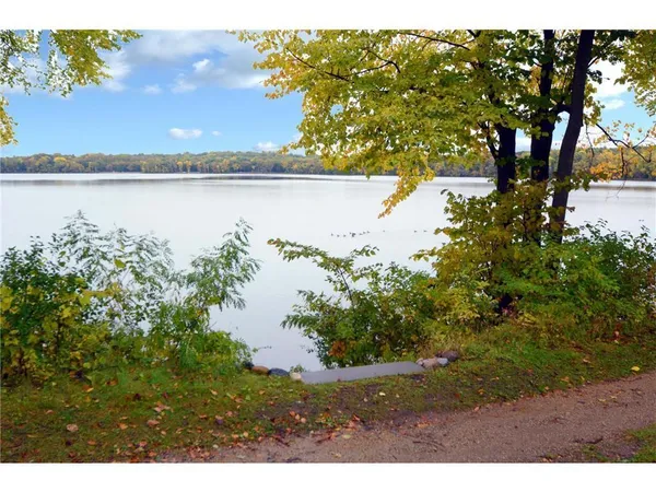 $560 | 1 Raccoon Road, St. Paul, MN 55127