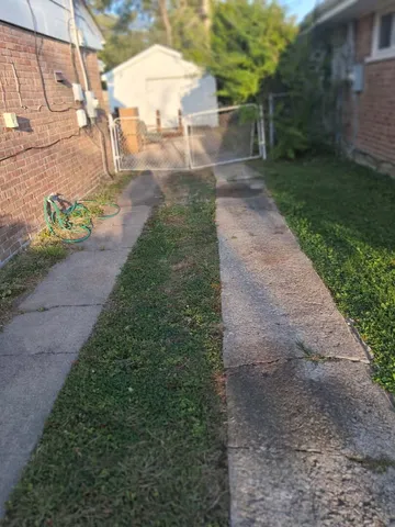 a view of a pathway with a yard