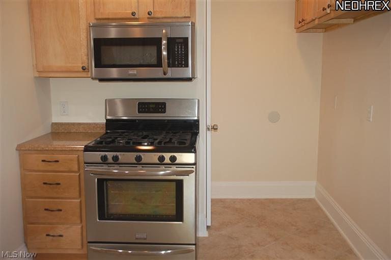 3307 Altoona Road, Unit 1 Cleveland, OH 44109 - Photo 3 of 7 Newer stove and built-in microwave.