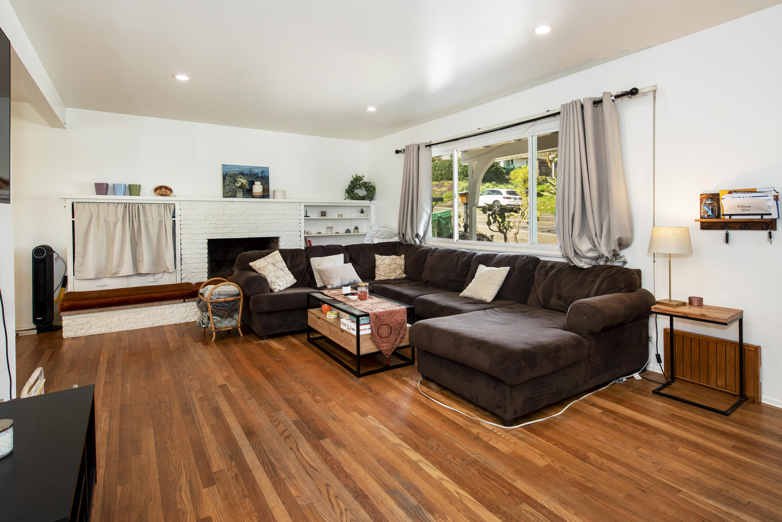 3117 Foothill Road Santa Barbara, CA 93105 - Photo 3 of 16 Living Room