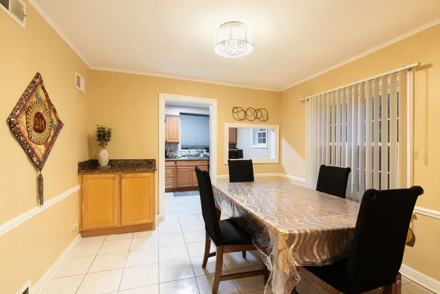 $2,500 | 6415 Drake Avenue, Unit 6415, Lincolnwood, IL 60712