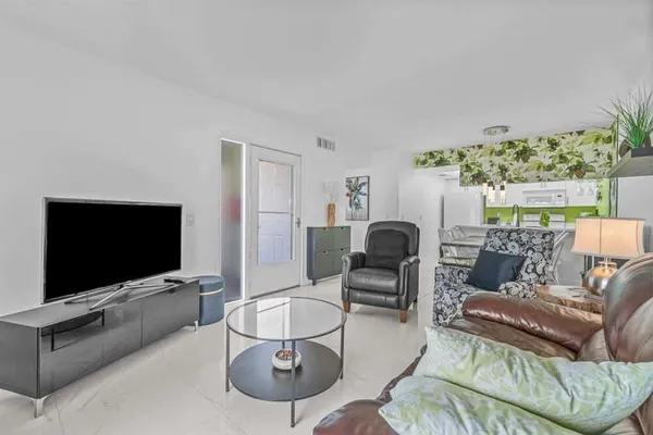 $2,000 | 154 Waterside Drive, Unit 154, Hypoluxo, FL 33462