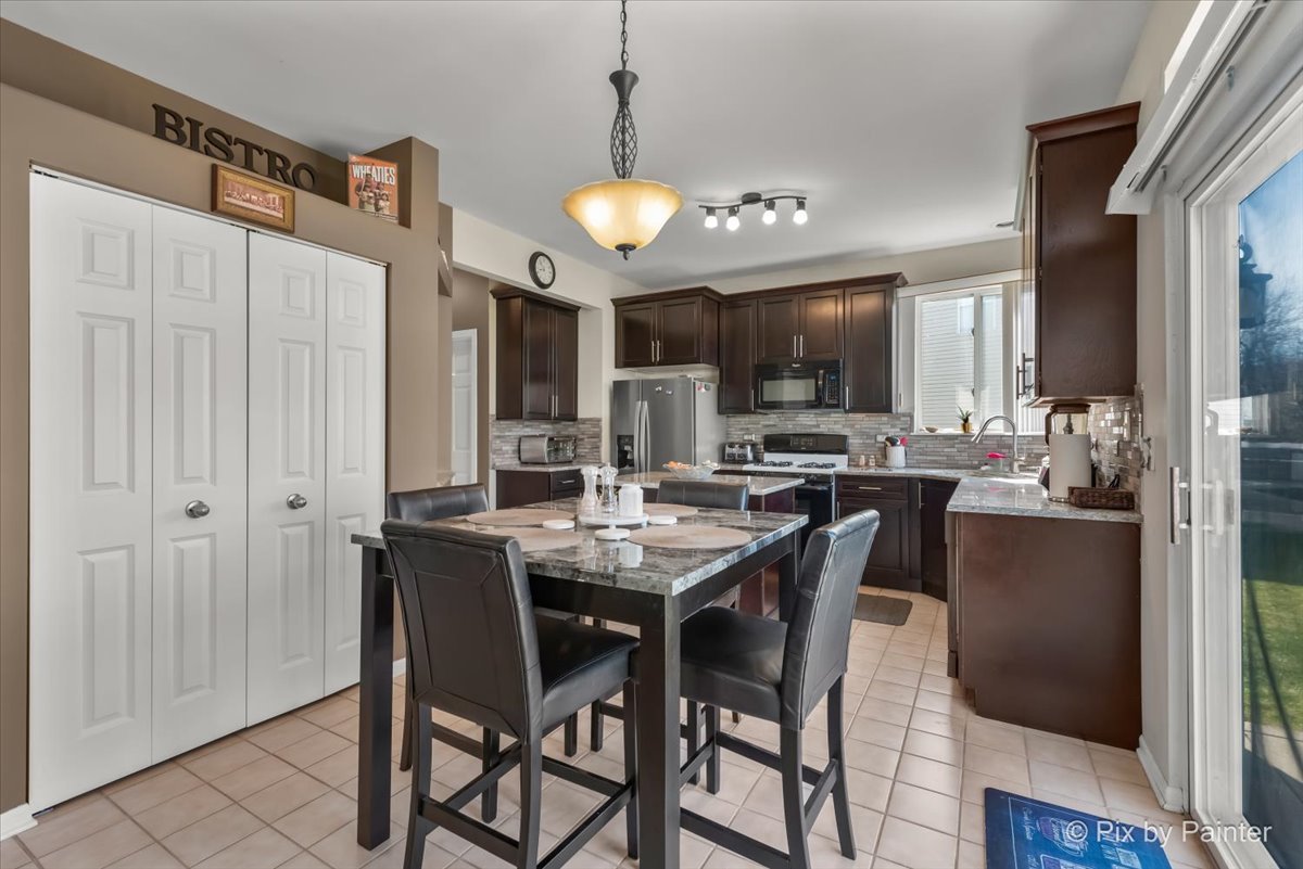 6843 Highgate Road Carpentersville, IL 60110 - Photo 12 of 42 Gallery Image 12
