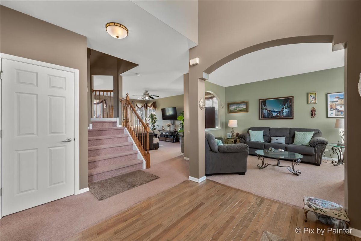 6843 Highgate Road Carpentersville, IL 60110 - Photo 3 of 42 Gallery Image 3
