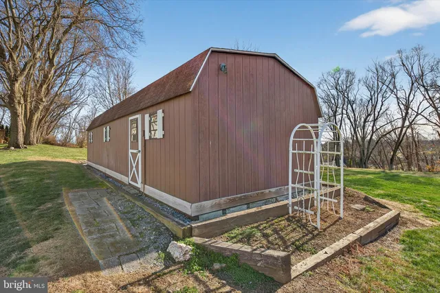 a view of a livingroom with furniture