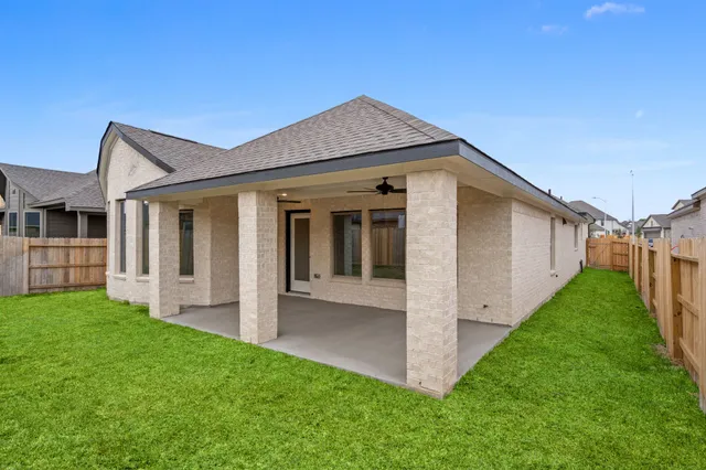 a view of a house with backyard