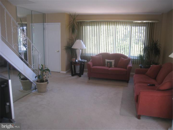 9943 Bridle Road Philadelphia, PA 19115 - Photo 4 of 17 Living Room