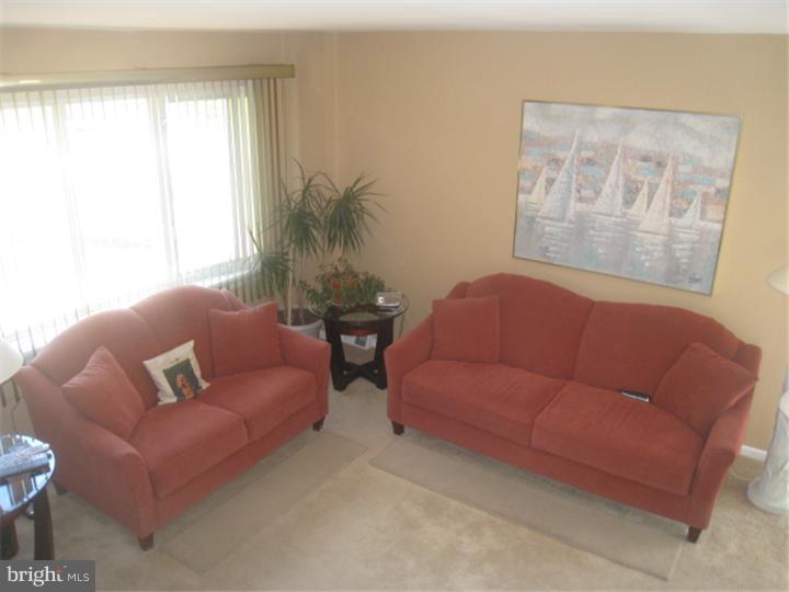 9943 Bridle Road Philadelphia, PA 19115 - Photo 5 of 17 Living Room