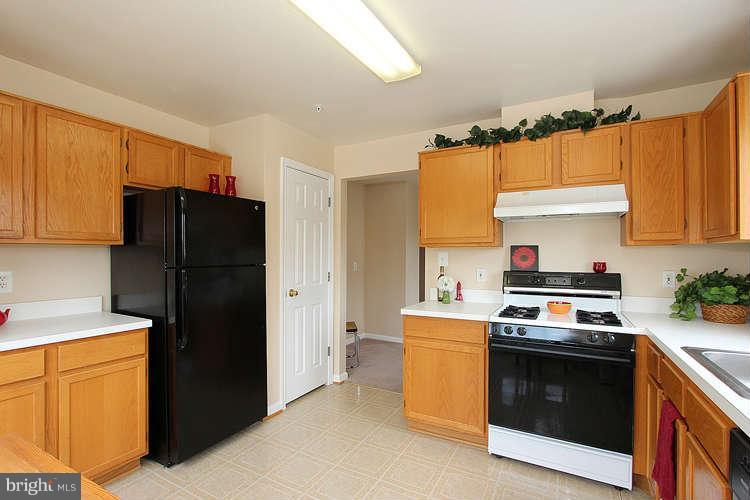 12004 Amber Ridge Circle, Unit B204 Germantown, MD 20876 - Photo 11 of 28 Kitchen