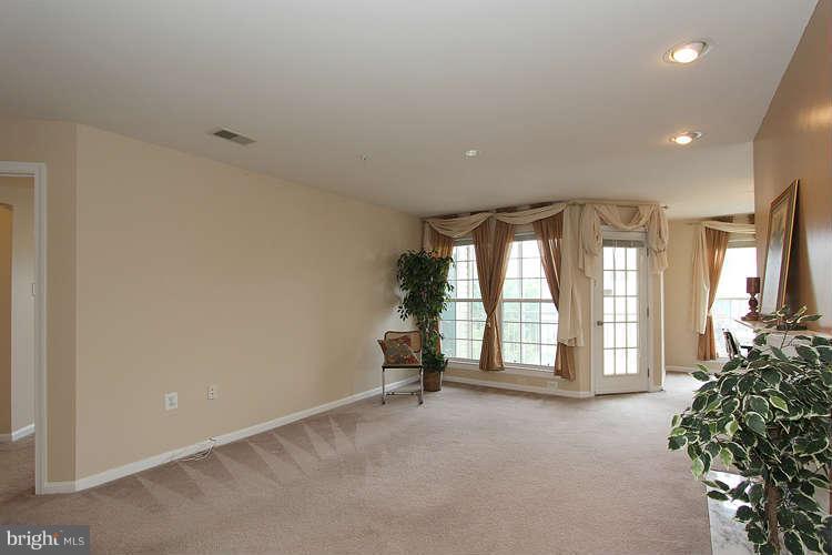 12004 Amber Ridge Circle, Unit B204 Germantown, MD 20876 - Photo 5 of 28 Living Room