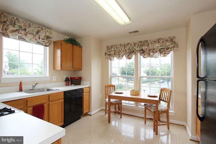 12004 Amber Ridge Circle, Unit B204 Germantown, MD 20876 - Photo 9 of 28 Kitchen