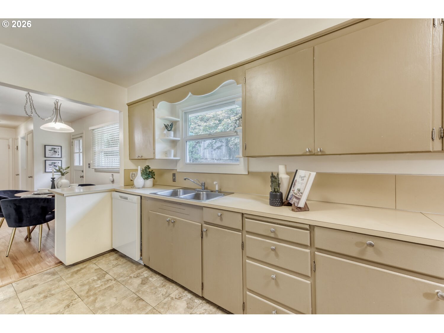 9314 Southwest Terwilliger Boulevard Portland, OR 97219 - Photo 7 of 27