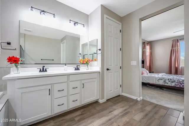 a en suite bathroom with double sink and a mirror