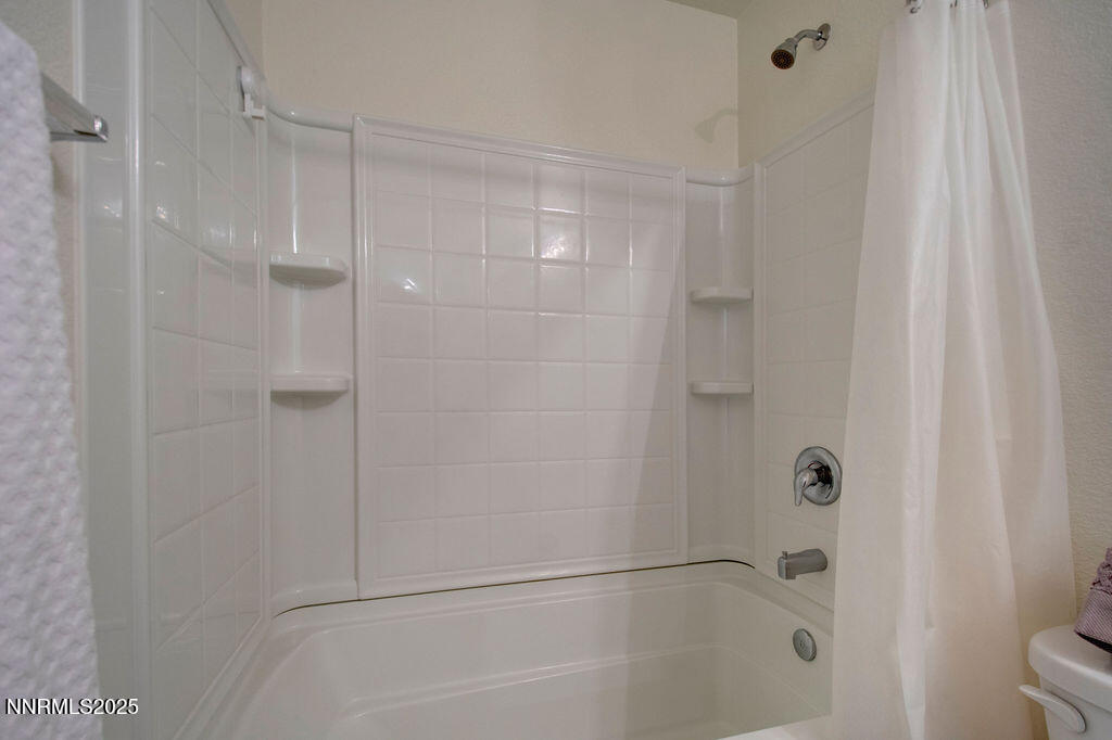 604 Selene Moon Street Reno, NV 89506 - Photo 10 of 40 a bathroom with a bathtub
